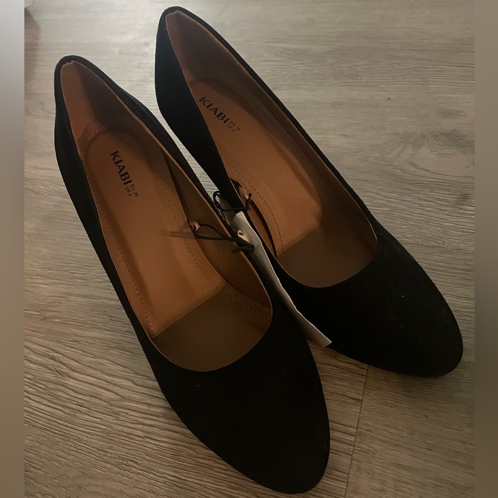 4” Rounded Toe Suede Black Heels